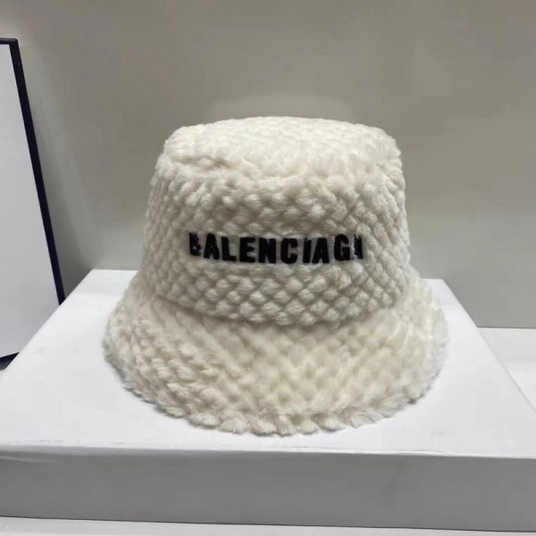 ブランド Balenciaga レディース帽子 バケットハット モコモコハット バレンシアガ 女子 フリースハット ふわふわ 暖かい 起毛 コーディネート良い 防寒帽子 冬向け 立体ラバーロゴ付き