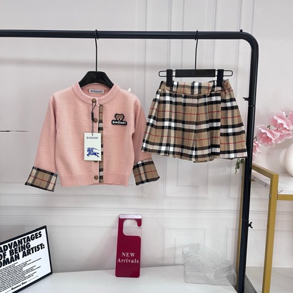 バーバリー Burberryキッズ ベア刺繍ピンクニットカーディガン + チェック柄プリーツスカート 2 点セットバーバリー子供服上下セット