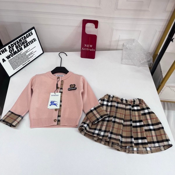 バーバリー Burberryキッズ ベア刺繍ピンクニットカーディガン + チェック柄プリーツスカート 2 点セットバーバリー子供服上下セット