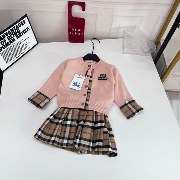 バーバリー Burberryキッズ ベア刺繍ピンクニットカーディガン + チェック柄プリーツスカート 2 点セットバーバリー子供服上下セット