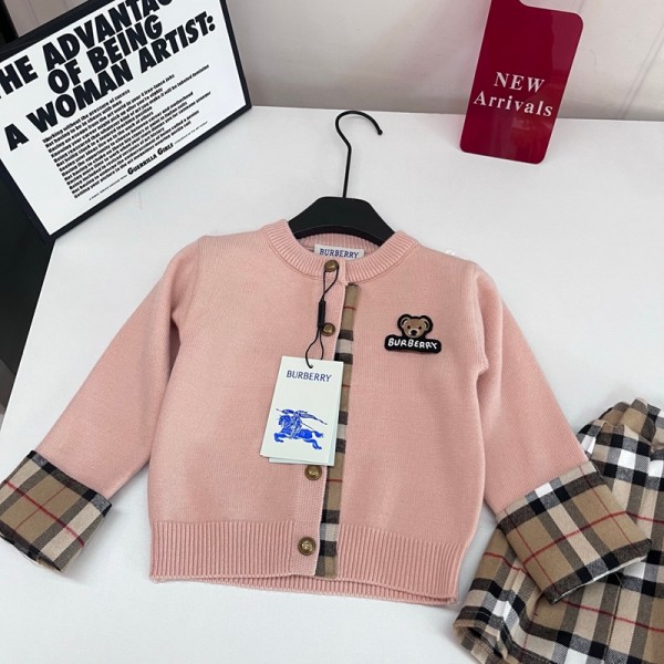 バーバリー Burberryキッズ ベア刺繍ピンクニットカーディガン + チェック柄プリーツスカート 2 点セットバーバリー子供服上下セット