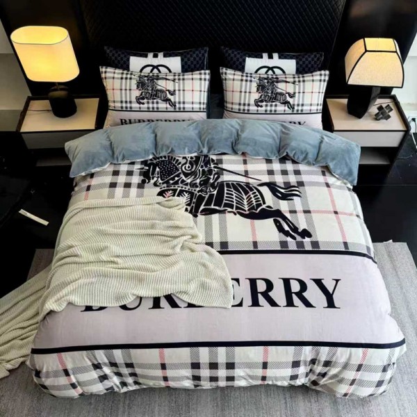 Burberry バーバリー乗馬騎士柄 クラシックチェック ミルク生地ベッド 4 点セット シングル / ダブルブランド寝具 掛け布団カバー＋ボックスシーツ＋枕カバー 2 枚の 4 点フルセット