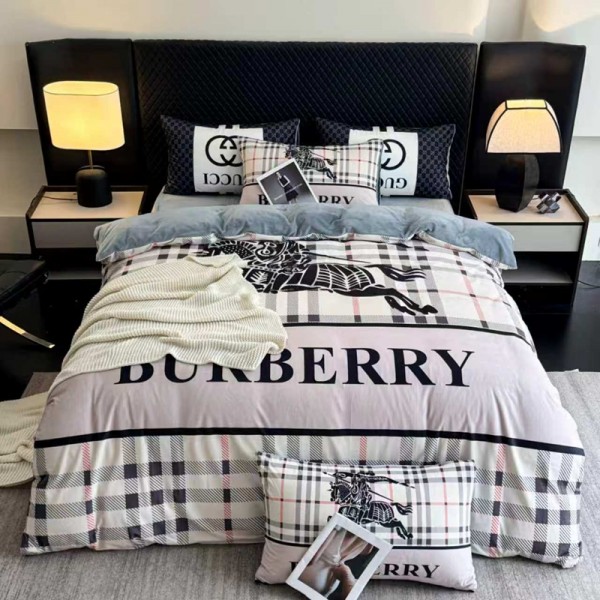 Burberry バーバリー乗馬騎士柄 クラシックチェック ミルク生地ベッド 4 点セット シングル / ダブルブランド寝具 掛け布団カバー＋ボックスシーツ＋枕カバー 2 枚の 4 点フルセット