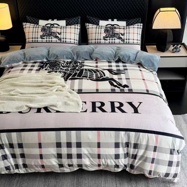 Burberry バーバリー乗馬騎士柄 クラシックチェック ミルク生地ベッド 4 点セット シングル / ダブルブランド寝具 掛け布団カバー＋ボックスシーツ＋枕カバー 2 枚の 4 点フルセット