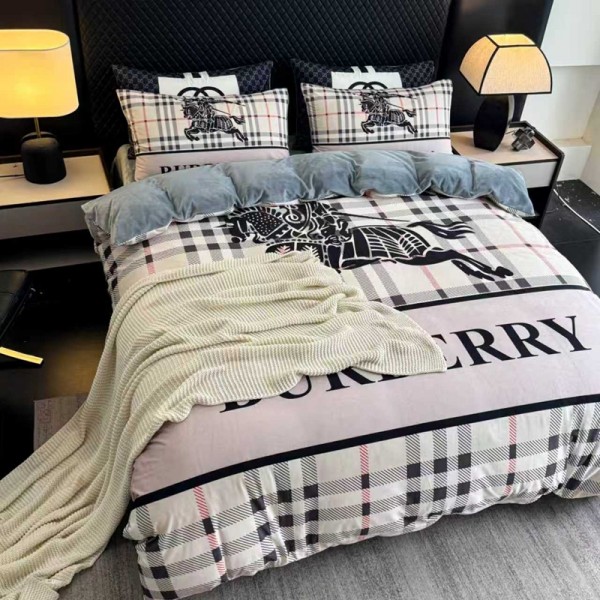 Burberry バーバリー乗馬騎士柄 クラシックチェック ミルク生地ベッド 4 点セット シングル / ダブルブランド寝具 掛け布団カバー＋ボックスシーツ＋枕カバー 2 枚の 4 点フルセット