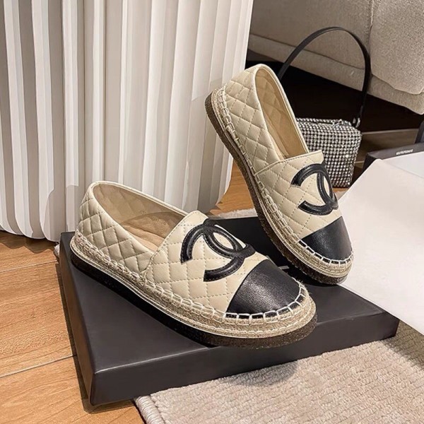 シャネルオフィス靴 ローヒール モカシン ドライビングシューズ Chanel ローファー レディース パンプス 黒 ぺたんこ 痛くないレザースリッパ ルームシューズ 高級 室内履き 汚れにくい 水拭き 静音 滑り止め 業務用 来客用 携帯用 オールシーズン