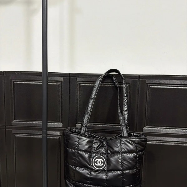 Chanel シャネルブランドふわふわトートバッグ キルティングパディングショルダーバッグ ダウンバッグキルティングバッグ ダウンパディングトートバッグトレンディなトートバッグ、ソフト軽量、冬用ピローショッパーバッグ