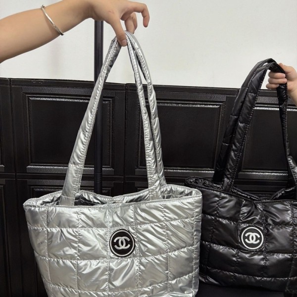 Chanel シャネルブランドふわふわトートバッグ キルティングパディングショルダーバッグ ダウンバッグキルティングバッグ ダウンパディングトートバッグトレンディなトートバッグ、ソフト軽量、冬用ピローショッパーバッグ
