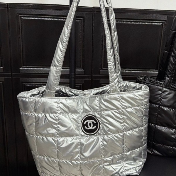 Chanel シャネルブランドふわふわトートバッグ キルティングパディングショルダーバッグ ダウンバッグキルティングバッグ ダウンパディングトートバッグトレンディなトートバッグ、ソフト軽量、冬用ピローショッパーバッグ