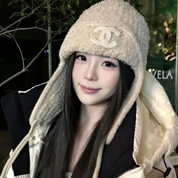Chanel シャネルハイブランドニット帽 耳あて付き ニットキャップ レディース 冬 帽子 ポンポン 小顔効果 裏起毛 厚手 防寒防風 暖かい スキー帽子 プ 耳当て 自転車 通勤 通学 登山 