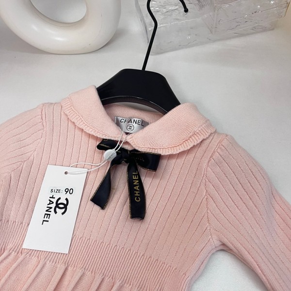 シャネルCHANEL長袖ニットワンピ 裾プリーツ フリル袖口 子供お出かけ服シャネル子供服CHANELピンク女児用ニットワンピース 襟元リボン 柔らか素材