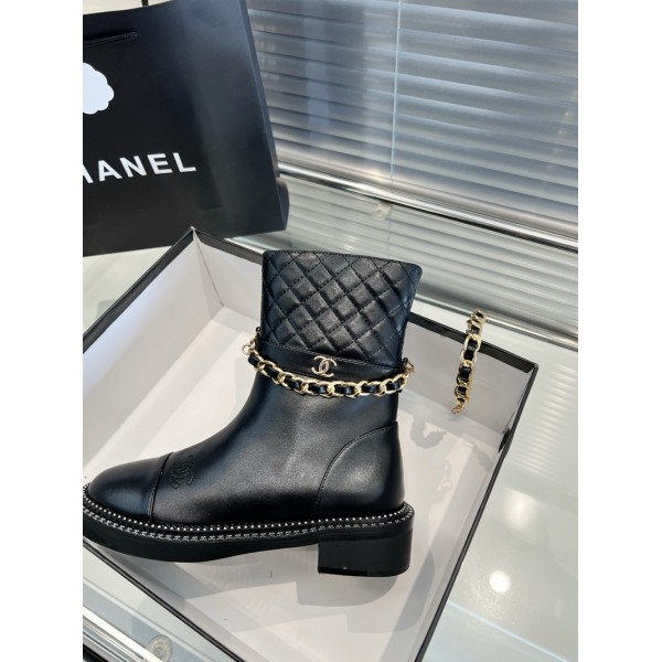 Chanel シャネルハイブランド 靴 ショートブーツ 菱格柄レザー チェーン飾り レースアップ ブランドブーツ レディース おしゃれ 靴 黒