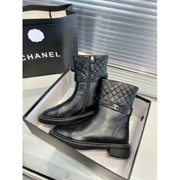 Chanel シャネルハイブランド 靴 ショートブーツ 菱格柄レザー チェーン飾り レースアップ ブランドブーツ レディース おしゃれ 靴 黒