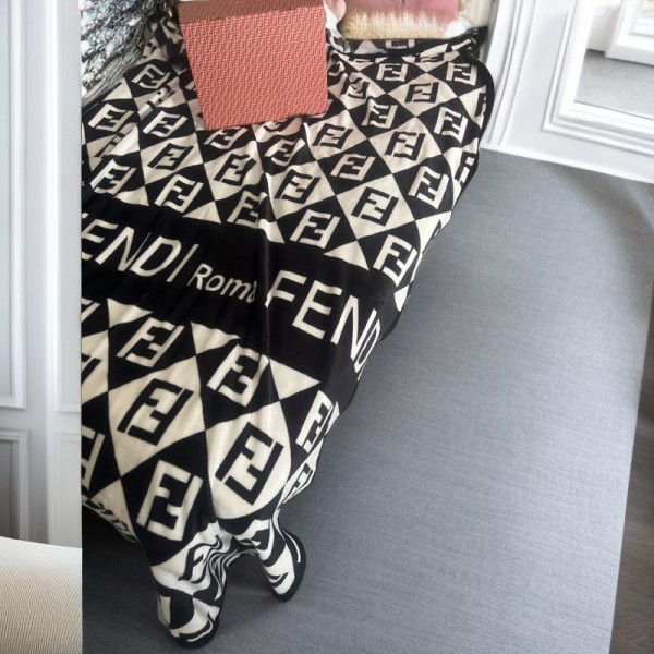 Fendi フェンディブランド 毛布 掛けブランケットソファーカバー 車用 掛けカバー 130*200cm柔らかい暖かいブランドひざ掛け エアコン毛布 肌に優しいブランド クッションカバー 抱き枕カバー