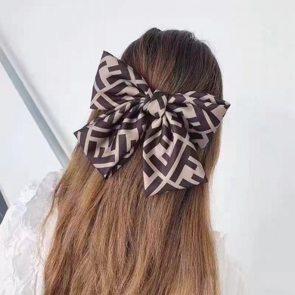 Fendi フェンディハイブランドヘアアクセサリー髪飾りカチューシャブランドかわいいブランド可愛い蝶結びヘアバンドハイブランドシュシュ存在感抜群