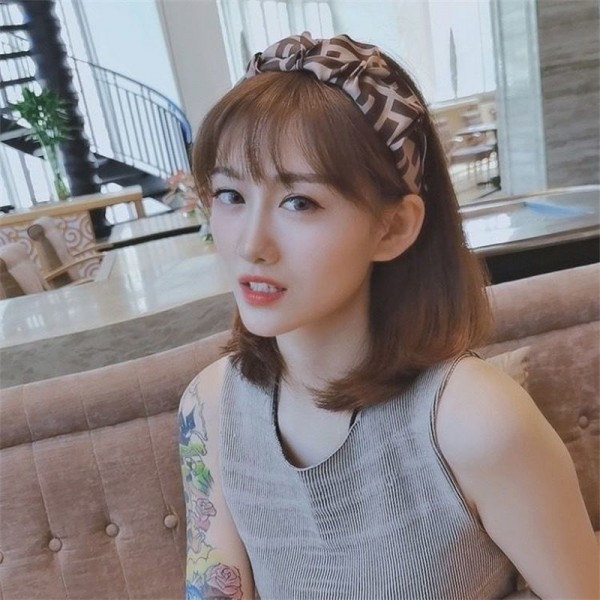 Fendi フェンディハイブランドヘアアクセサリー髪飾りカチューシャブランドかわいいブランド可愛い蝶結びヘアバンドハイブランドシュシュ存在感抜群