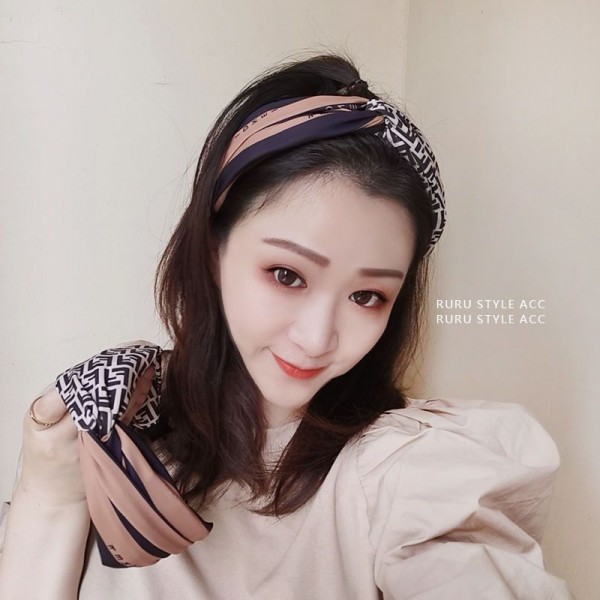 Fendi フェンディカチューシャブランドかわいいブランド可愛い蝶結びヘアバンドブランドリボンヘアヘアアクセサリー女性ブランドバナナクリップ髪アレンジ
