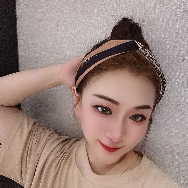 Fendi フェンディカチューシャブランドかわいいブランド可愛い蝶結びヘアバンドブランドリボンヘアヘアアクセサリー女性ブランドバナナクリップ髪アレンジ