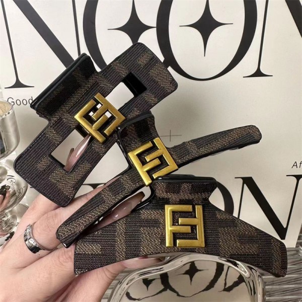 Fendi フェンディブランドヘアクリップ大きめしっかりとまる 髪留め バンスクリップ ヘアくりっぷ ヘアアクセサリー大人 韓国 可愛い おしゃれ人気 パールのヘアクリップ 濃密な髪も使用可能 ヘアキャッチおしゃれ 贈り物