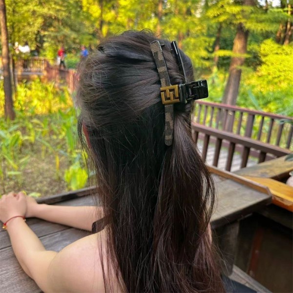 Fendi フェンディブランドヘアクリップ大きめしっかりとまる 髪留め バンスクリップ ヘアくりっぷ ヘアアクセサリー大人 韓国 可愛い おしゃれ人気 パールのヘアクリップ 濃密な髪も使用可能 ヘアキャッチおしゃれ 贈り物
