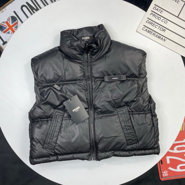 Fendi フェンディブランドキッズ中綿ベスト ダウンベスト 女の子 男の子 トップス 100-160cm 子供 ダウンコート軽量 中綿ベスト 子供コート キッズ服 前開き 羽織り上着 あったかい 防寒 寒さ対策 秋冬 通園 通学