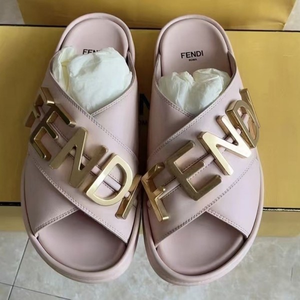 Fendi フェンディブランドレディース サンダル ビーチスリッパ レザーサンダル スリッポン ラバーソール 厚底 クロススリッパ カジュアル 金具ロゴ スリッパ 快適 ウォーキング 225¬270mm