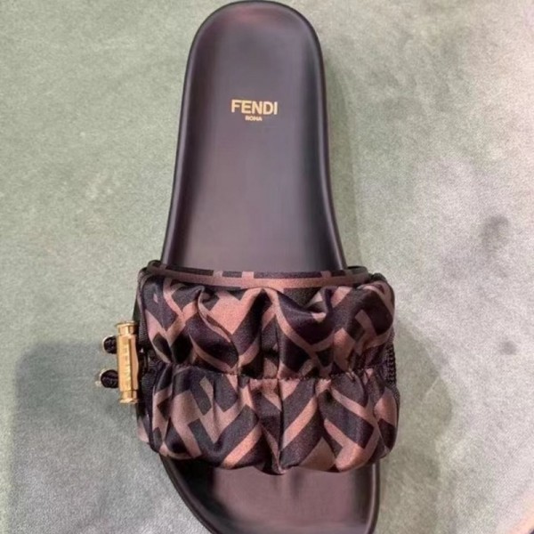 Fendi フェンディブランド スリッパ レディース お出かけ用サンダル女性向けビーサン ミュール サボ ママシューズブランド ミュール  美脚 可愛いスリッパ 夏用 涼しい 蒸れないサンダル素足
