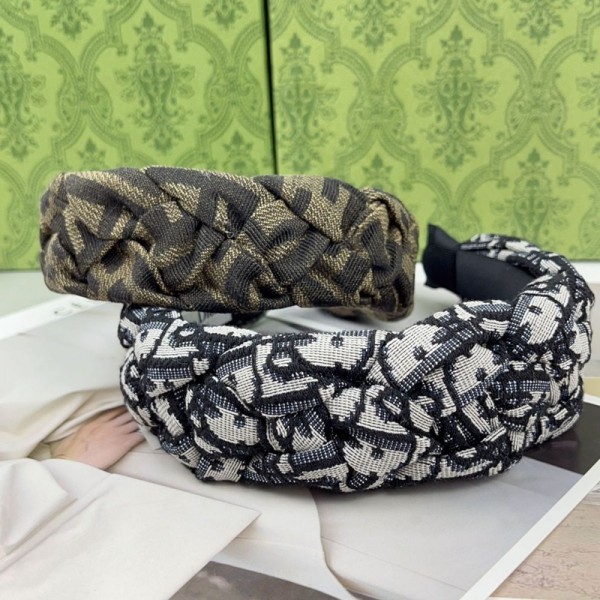 Fendi フェンディブランドカチューシャ レディースヘアバンド 布製 ヘアターバン 痛くない くし付き コーム付き 立体ツイスト 編み込み風 すべり止め 幅広 ファッション おしゃれ ギフト 