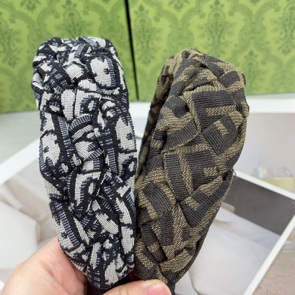 Fendi フェンディブランドカチューシャ レディースヘアバンド 布製 ヘアターバン 痛くない くし付き コーム付き 立体ツイスト 編み込み風 すべり止め 幅広 ファッション おしゃれ ギフト 