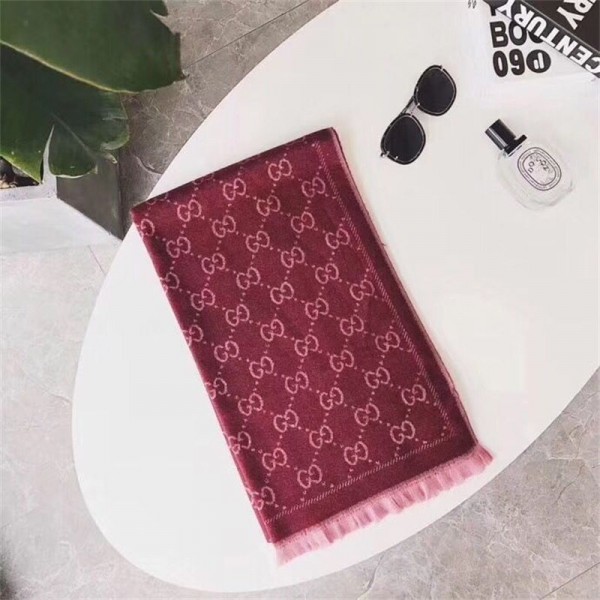 Gucci グッチハイブランド 秋冬 マフラーメンズ 大判ショール 暖かい肌に優しい ブランドショール男女兼用 リバーシブルマフラー 肩掛け Gucci グッチハイブランド 秋冬 マフラーメンズ 大判ショール 暖かい肌に優しい ブランドショール男女兼用 リバーシブルマフラー 肩掛け