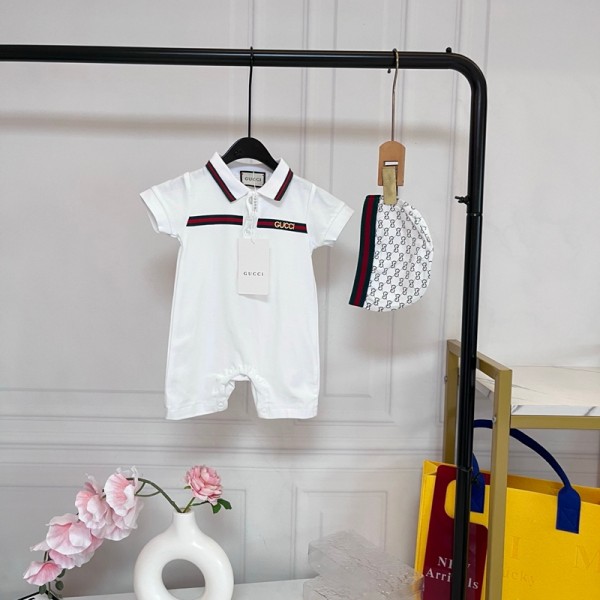 グッチGUCCI カラーラインポロ襟ベビーロンパース 帽子付き 2 点セット 新生児服グッチGUCCI 上品ラインデザイン ベビーロンパース 2 点セット 出産祝いにおすすめ