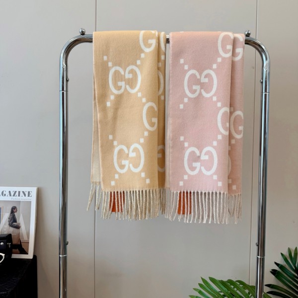 グッチGUCCI ダブル G モチーフ総柄 両面使えるタッセルマフラー レディース 秋冬グッチGUCCI 大きな幾何モチーフ 両面リバーシブルマフラー タッセル付き ベージュ / ピンク