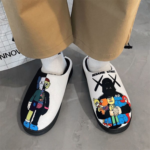 ハイブランド KAWS 秋冬用 スリッパ レディース メンズ 防寒 カウズ ルームシューズ 個性人形の柄 あったか 防寒 静音 ふわふわ 滑り止め もこもこ 可愛い 流行り 室内履き ファッション 230~285CM（普通サイズより小さめ））