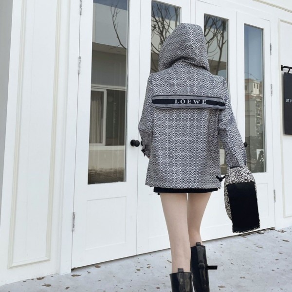 ロエベloewe アナグラム総柄 フード付き ベルト付きトレンチコート レディース アウターロエベloewe 幾何学総柄 フード付きロングコート ウエストベルト付き レディース