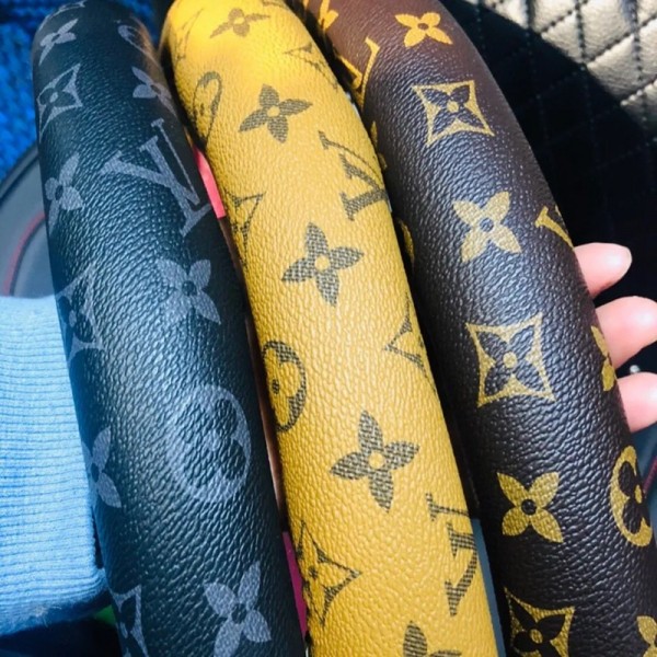 ブランド ルイヴィトン カーハンドルカバー上質レザー 軽自動車 lv ステアリングカバー 握り感 オシャレ 耐久性 滑り止め 手触りよし グリップ感よし 車のアクセサリー激安 3色