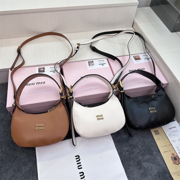ミュウミュウ MiuMiuハイブランド三日月バッグ ギャザーバッグ ハーフムーンバッグ ショルダーバッグ レディース 大きめ 大容量 フリル 三日月 シャーリング ブラック ホワイト ショルダー バック 肩掛け 斜めがけ 鞄 カバン おしゃれ かわいい ミュウミュウ MiuMiuハイブランド三日月バッグ ギャザーバッグ ハーフムーンバッグ ショルダーバッグ レディース 大きめ 大容量 フリル 三日月 シャーリング ブラック ホワイト ショルダー バック 肩掛け 斜めがけ 鞄 カバン おしゃれ かわいい