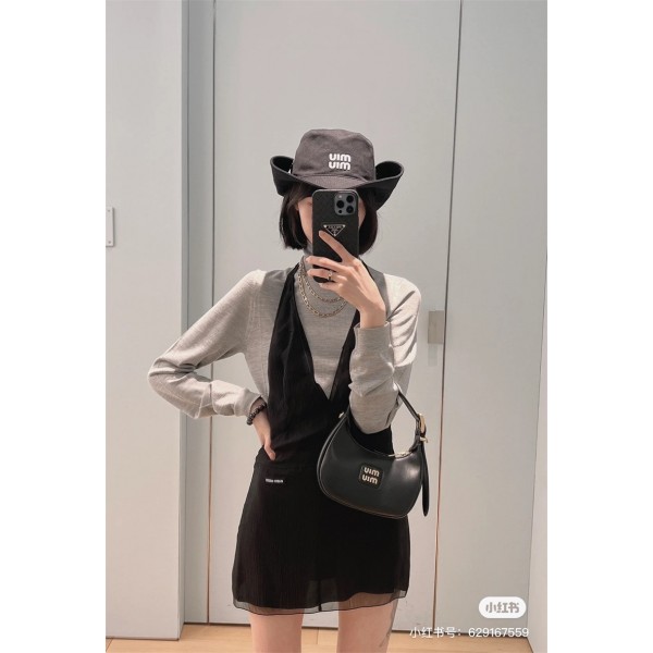 ミュウミュウ MiuMiuハイブランド三日月バッグ ギャザーバッグ ハーフムーンバッグ ショルダーバッグ レディース 大きめ 大容量 フリル 三日月 シャーリング ブラック ホワイト ショルダー バック 肩掛け 斜めがけ 鞄 カバン おしゃれ かわいい