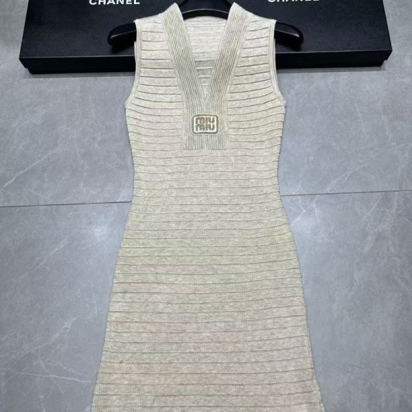 ミュウミュウ MiuMiuブランドニットワンピース レディース 夏 気質ノースリーブワンピース きれいめ タイト キャミソール ロング Vネック S - L ニット ユニバーサル おしゃれ エレガント 春夏