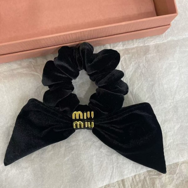  MiuMiu ミュウミュウブランド髪飾りブラックベルベットリボン ゴールドロゴ付き ヘアコーム シュシュ ヘアピン可愛い 秋冬ヘアアレンジ