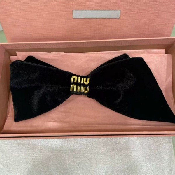  MiuMiu ミュウミュウブランド髪飾りブラックベルベットリボン ゴールドロゴ付き ヘアコーム シュシュ ヘアピン可愛い 秋冬ヘアアレンジ