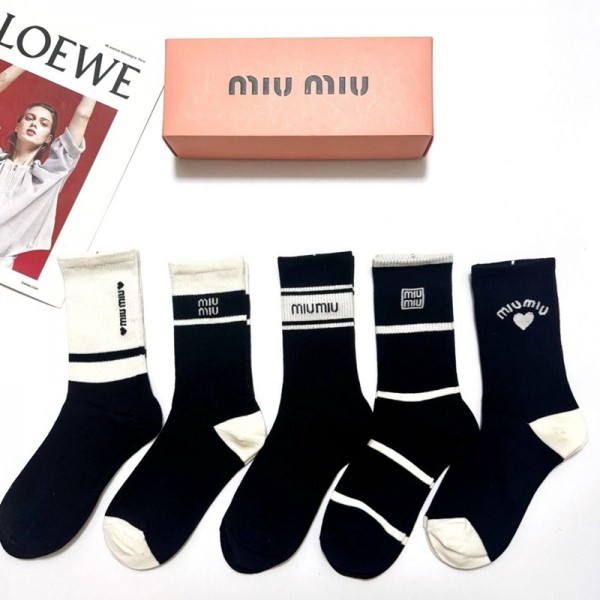 ミュウミュウ MiuMiuレディース向け 靴下 かわいいブランド ストッキング 大人気浅口ソックス 女の子好き 韓国ブランドソックス 男女兼用 ファッション