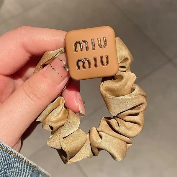 ミュウミュウ MiuMiuハイブランドヘアアクセサリー髪飾りブランドヘアバンドレディースブランドリボンヘアゴム女性ハイブランドシュシュ存在感抜群