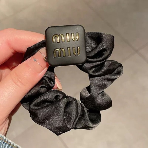 ミュウミュウ MiuMiuハイブランドヘアアクセサリー髪飾りブランドヘアバンドレディースブランドリボンヘアゴム女性ハイブランドシュシュ存在感抜群