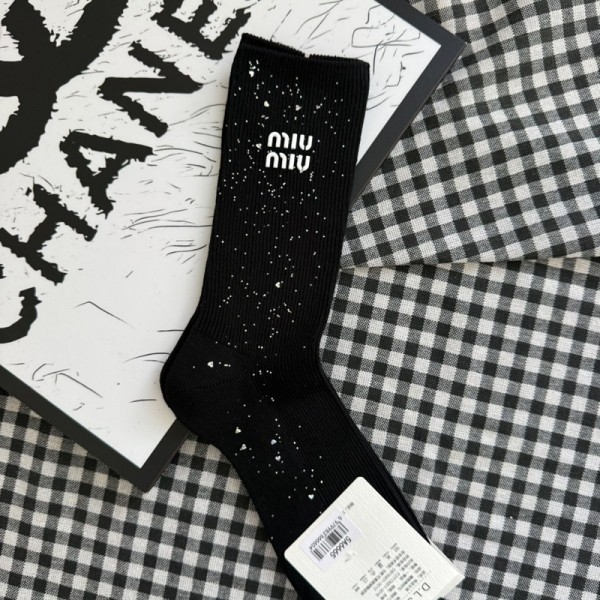 ミュウミュウ MiuMiuハイブランド ソックス 綿製ブランドミドルソックス 高品質浅口ソックス 女の子好き 韓国ブランドソックス 男女兼用 ファッション