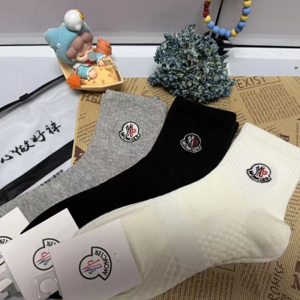 Moncler モンクレールレディース向け 靴下 かわいいブランド ストッキング 大人気コットン 靴下 メンズ 通気性ブランドソックス 男女兼用 ファッション