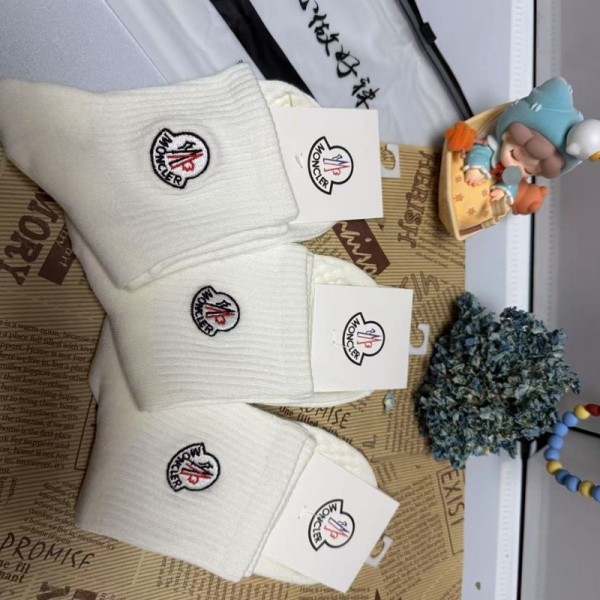 Moncler モンクレールレディース向け 靴下 かわいいブランド ストッキング 大人気コットン 靴下 メンズ 通気性ブランドソックス 男女兼用 ファッション