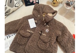 モンクレールキッズフリースジャケット グッチボアスリッパ フェンディ毛布