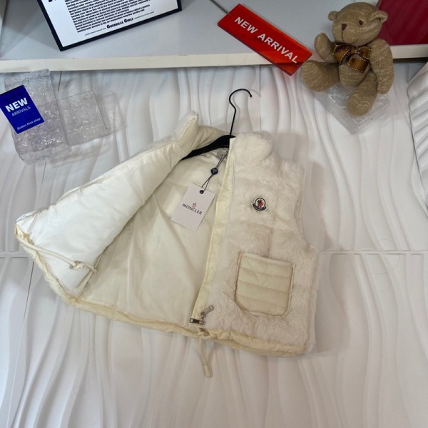 Moncler モンクレールブランド子供ボアベスト キッズ もこもこ ホワイト ジップアップ ファーベスト ノースリーブアウター ノースリーブ アウター 重ね着 暖かい ゆったり カジュアル 110¬170cm 防寒着 お出かけ 部屋着 秋 冬