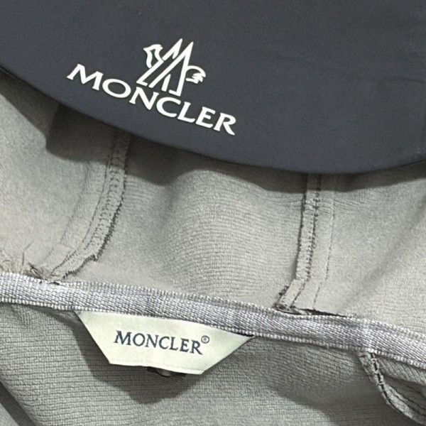 ハイブランドモンクレールMONCLERフード付きソフトシェルジャケット メンズ 2 色展開 アウトドアパーカーモンクレールMONCLERメンズ撥水加工 パーカージャケット メンズ フルジップ 薄手アウター