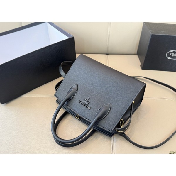 Prada プラダハイブランドショルダーバッグ 高級PU革 柔らかい レディース 2way ハンドバッグ 斜めがけ 肩がけ 手提げ 高見え 自立 底浜付き 軽量 おしゃれ 大容量 シンプル カジュアル 手持ち 人気 通勤